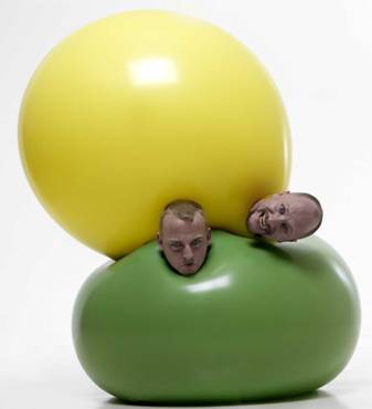 BallonCirkus - on top of each other