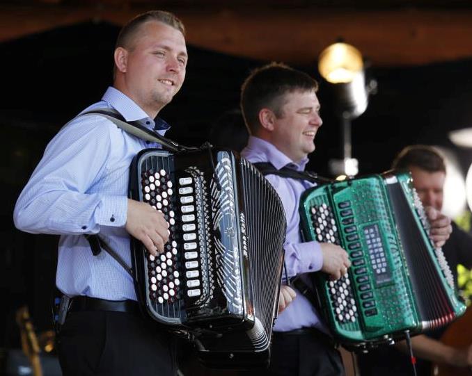 Kristian og Jens Peter- artistiske harmonikaspillere - booking