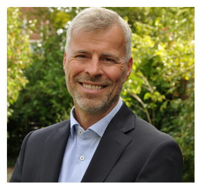 Thomas Larsen - journalist - foredragsholder - booking 
