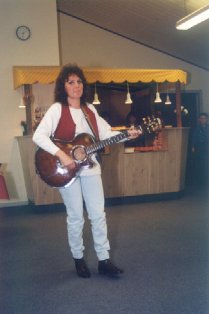 Gitte Brohus komiker med guitar