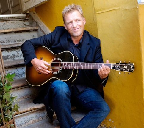 Kim Schwartz – Den folkelige sanger med hjertet i musikken