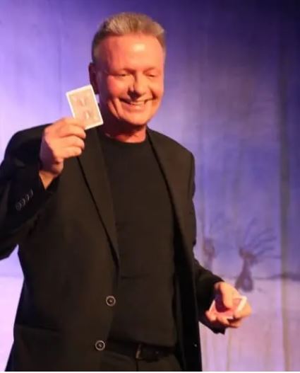 Peter Jakobsen – tryllekunstner - magiske øjeblikke med humor